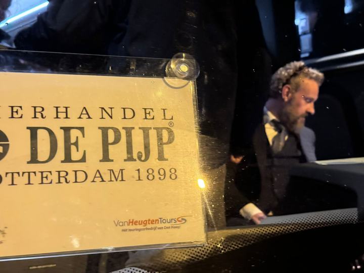 Bordje 'Bierhandel De Pijp Rotterdam 1898' achter de voorruit van de touringcar