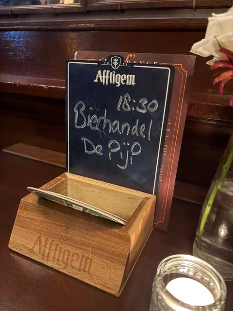 Krijtbordje op tafel in Café L'Espérance met de tekst: 18:30 Bierhandel De Pijp